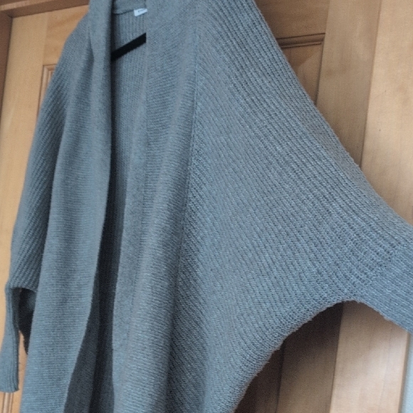 Staccato Gray Cozy Knit Shrug - Picture 4 of 6